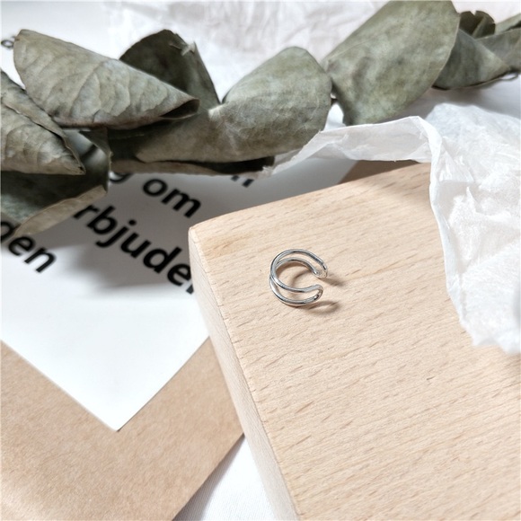 🔥 NWT! 2 pieces Round circle ear clip 2 colors - Picture 2 of 4